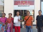 Warga-Desa-Salbait-Kabupaten-TTS-laporkan-sekretaris-desa-ke-Polres.jpg