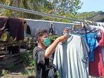 Warga-Kecamatan-Talibura-Kabupaten-Sikka-mengangkat-jemuran.jpg