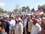 Warga-eks-tim-tim-sambut-Prabowo.jpg