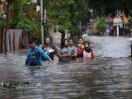 Warga-melintasi-banjir-di-Pela-Mampang-Jakarta-Minggu-7112021.jpg