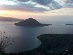 Warga-menikmati-saat-matahari-tenggelam-di-Bukit-Hulnani.jpg