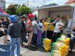 Warga-sedang-antre-untuk-membeli-sembako.jpg