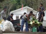Warga-sedang-menjual-hasil-pertanian-di-Batim-Farm-Kloangpopot-Kecamatan-Doreng.jpg