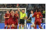 Wasit-mengeluarkan-kartu-merah-kepada-pemain-AS-Roma.jpg