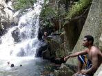 Wisatawan-tengah-asik-selfie-dan-berenang-di-kolam-air-terjun-Ai-Mitat.jpg