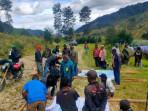 YKKMP-bersama-mitra-melakukan-pemasangan-baliho-di-Lanny-Jaya.jpg
