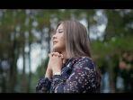 Yanti-Sitohang-membawakan-lagu-rohani-Kristen-Engkau-Tuhan-yang-Setia.jpg