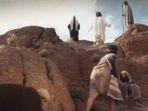 Yesus-menampakkan-kemuliaan-Nya-di-atas-gunung_01.jpg