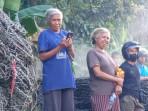 Yustina-Iju-warga-Desa-Sawu-keluhkan-sulitnya-akses-air-bersih-pasca-banjir-bandang-di-daerah-itu.jpg