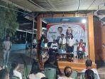 Yusuf-Abjena-saat-menyambut-Paket-Gacor-yang-berkampanye-di-rumahnya.jpg