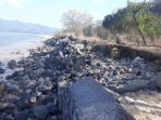 abrasi-pantai-meting-doeng-kota-larantuka-semakin-mendekati-jalan-utama_20180916_111210.jpg