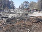 abu-hitam-sisa-kebakaran-dan-puluhan-warga-memeriksa-kondisi-kubur.jpg