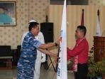 aldrin-p-morgan-menyerahkan-bendera-kepada-marsma-purn-embu-agapitus.jpg