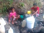 ambil-air-kali-karena-kekeringan_20150710_172133.jpg