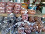 aneka-kacang-kacangan-yang-dijual-mbak-eni-di-pasar-kasih-naikoten-i.jpg