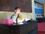 anggota-dprd-kabupaten-ende-yulius-cesar-nonga-membacakan-laporan-pansus-lkpj-bupati-ende.jpg