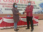 anggota-dprd-ntt-ana-waha-kolin-salurkan-alat-rapid-test-dan-kunjungi-korban-bencana-di-lembata.jpg