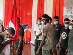 anggota-kkb-papua-mencium-bendera_02.jpg