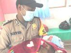 anggota-polres-ttu-briptu-hendrikus-d-neves-sedang-menimang-bayi-y.jpg