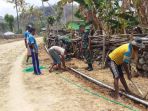anggota-pos-lookeu-yonif-743psy-bersama-warga-memasang-saluran-air-bersih_20181023_165457.jpg