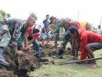 anggota-satagas-pamtas-ri-rdtl-sektor-barat-yonif-132bs-bersama-warga.jpg