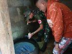 anggota-satgas-yonif-132bs-dari-pos-naikake-saat-memeriksa-jentik-nyamuk.jpg