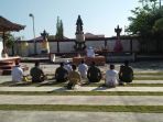 anggota-tni-bersama-umat-hindu-doa-bersama-di-pura-cendana-waingapu_20181010_145409.jpg