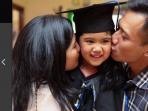annisa-pohan-dan-agus-yudhoyono-mencium-anaknya-almira-tungadewi_20160922_213002.jpg
