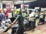 antrean-kendaraan-saat-mengisi-bbm-di-salah.jpg