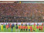 aremania-memberikan-dukungan-arema-fc-saat-melawan-timnas.jpg