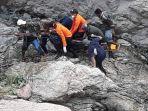 asyik-selfie-seorang-guru-di-tts-tewas-setelah-hanyut-terbawa-aliran-sungai.jpg