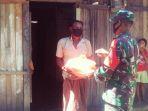 babinsa-dan-komunitas-peduli-ntt-bagi-sembako-dan-masker-untuk-warga-oebobo.jpg