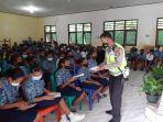 bagikan-brosur-kepada-para-siswa-di-smpn-2-soa.jpg