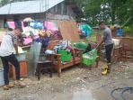 banjir-naibonat-keluarkan-barang.jpg