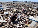 beberapa-warga-berada-di-lokasi-korban-bencana-gempa-sulawesi-tengah_20181006_204127.jpg