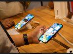 bernadus-wahyu-wijayanto-kanan-menyerahkan-satu-unit-iphone-14.jpg