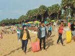 bersihkan-pantai-oesapa_20171112_122942.jpg
