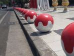 bola-bola-pengaman-pedestrian-di-surabaya-dicat-merah-putih_20181015_164027.jpg