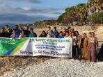 bpjs-ketenagakerjaan-ntt-bersih-sampah-bersama-warga-di-pantai-nunbaun-sabu.jpg