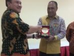 brigjen-agung-sabar-santososhmh-memberikan-cendramata-kepada-bupati-ngad_20170228_101546.jpg