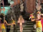 bule-telanjang-saat-acara-tari-di-puri-ubud-bali.jpg