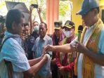 bupati-dan-wakil-bupati-ttu-serahkan-kunci-rumah-bagi-penerima-manfaat-di-kelurahan-aplasi.jpg
