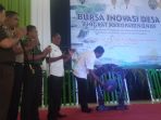 bupati-ende-ir-marsel-petu-saat-membuka-kegiatan-bursa-inovasi-desa-di-aula-uniflor-ende_20181003_162619.jpg