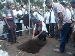 bupati-flotim-anton-hadjon-melakukan-peletakan-batu-pertama_20180905_210210.jpg