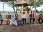 bupati-kupang-korinus-masneno-bersama-undangan-lain.jpg