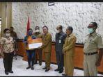 bupati-kupang-korinus-masneno-saat-menyerahkan-santunan.jpg