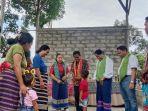 bupati-malaka-dr-simon-nahak-menyaksikan-maria-deviyanti-luruk.jpg