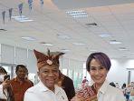 bupati-malaka-dr-simon-nahak-pose-bersamapresenter-kompas-tv-rosiana-silalahi-di-jakarta.jpg
