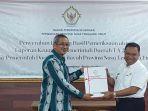 bupati-malaka-dr-simon-nahak-sh-mh-menerima-penghargaan-opini-wtp.jpg
