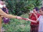 bupati-sikka-saat-bagi-masker-di-hewokloang.jpg